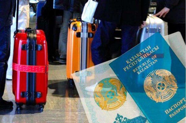 Казахстанец с чемоданом и учебными документами на фоне карты мира