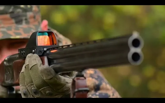 Открытый коллиматорный прицел Holosun на ружье 12 калибра