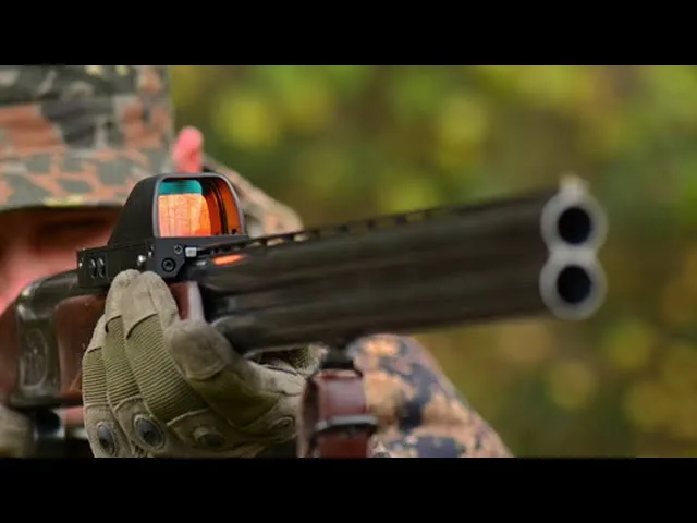 Открытый коллиматорный прицел Holosun на ружье 12 калибра